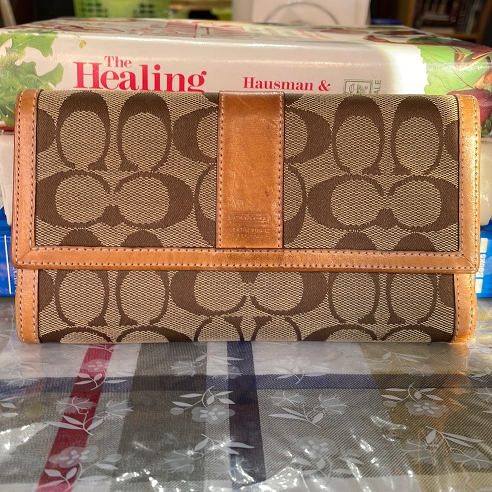 🎁PRICE REDUCED.COACH LEATHER SNAP WALLET PRELOVED CONDITION (FREE GIFT 🎁